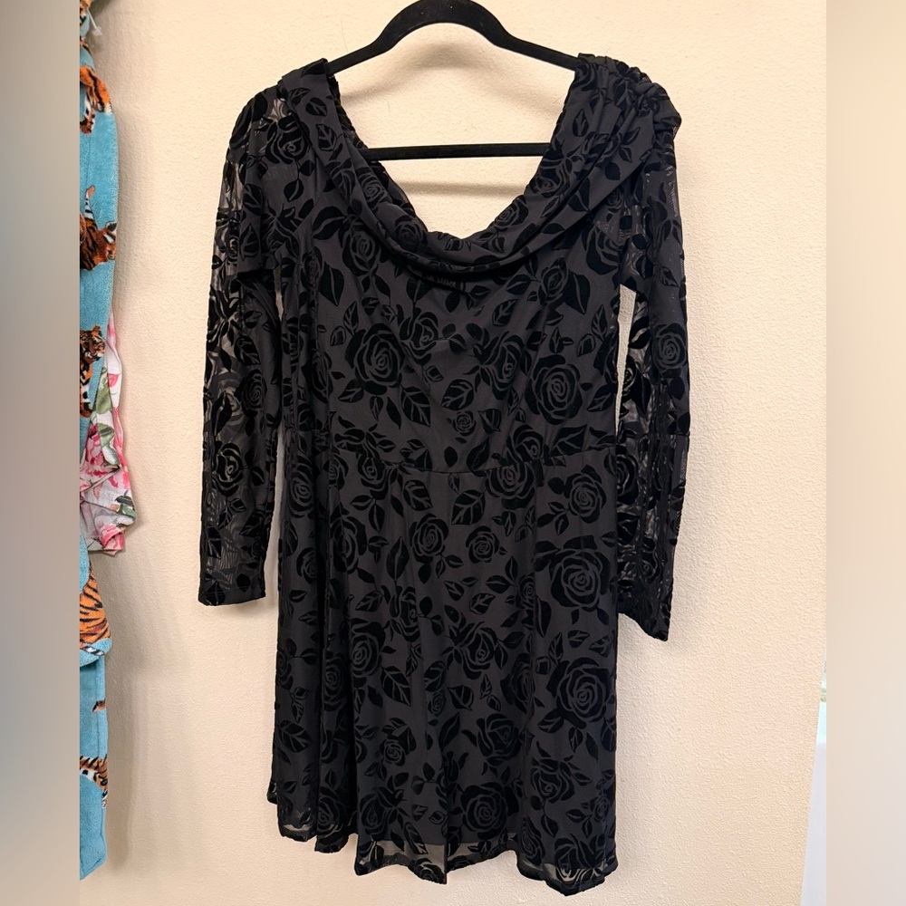 🎉🎉Off the Shoulder Black Floral Velvet Dress